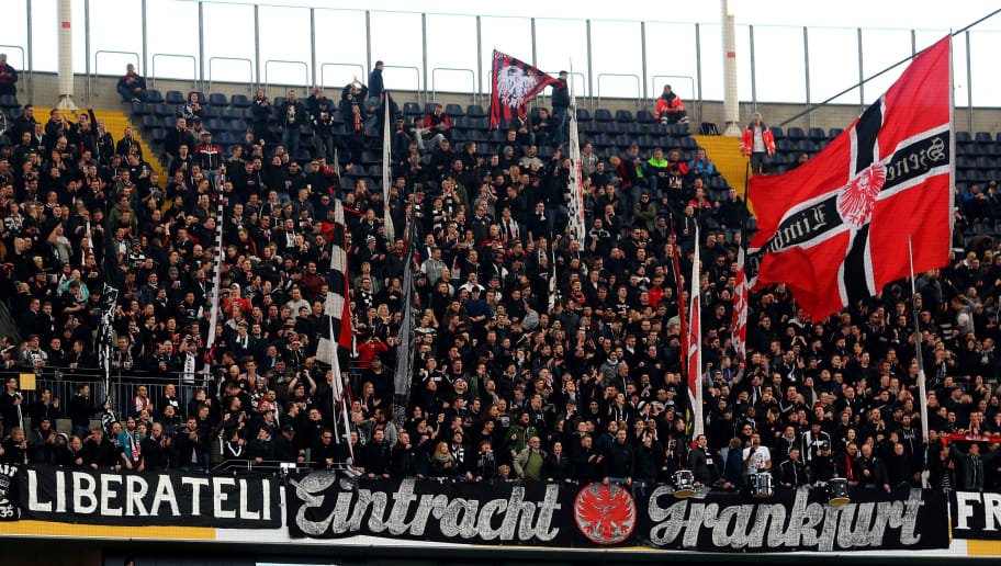 EintrachtFans mit deutlicher Protestaktion "Nein zu