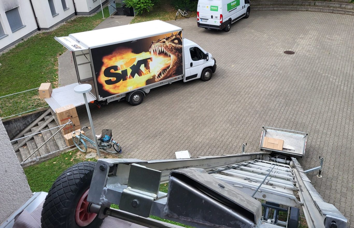 Lift am Fenster Sicht aus dem 3 Stock auf das Umzugsgeschehen