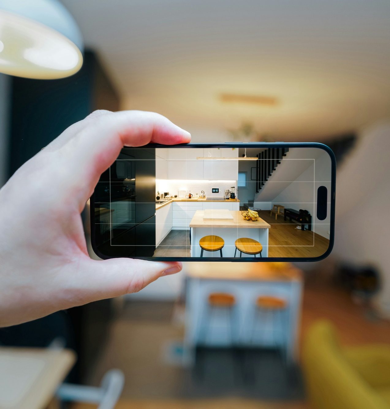 Bild mit Smartphone/Wohnung Wohnung auf Smartphone-Bildschirm als Symbol für digitale Umzugsplanung