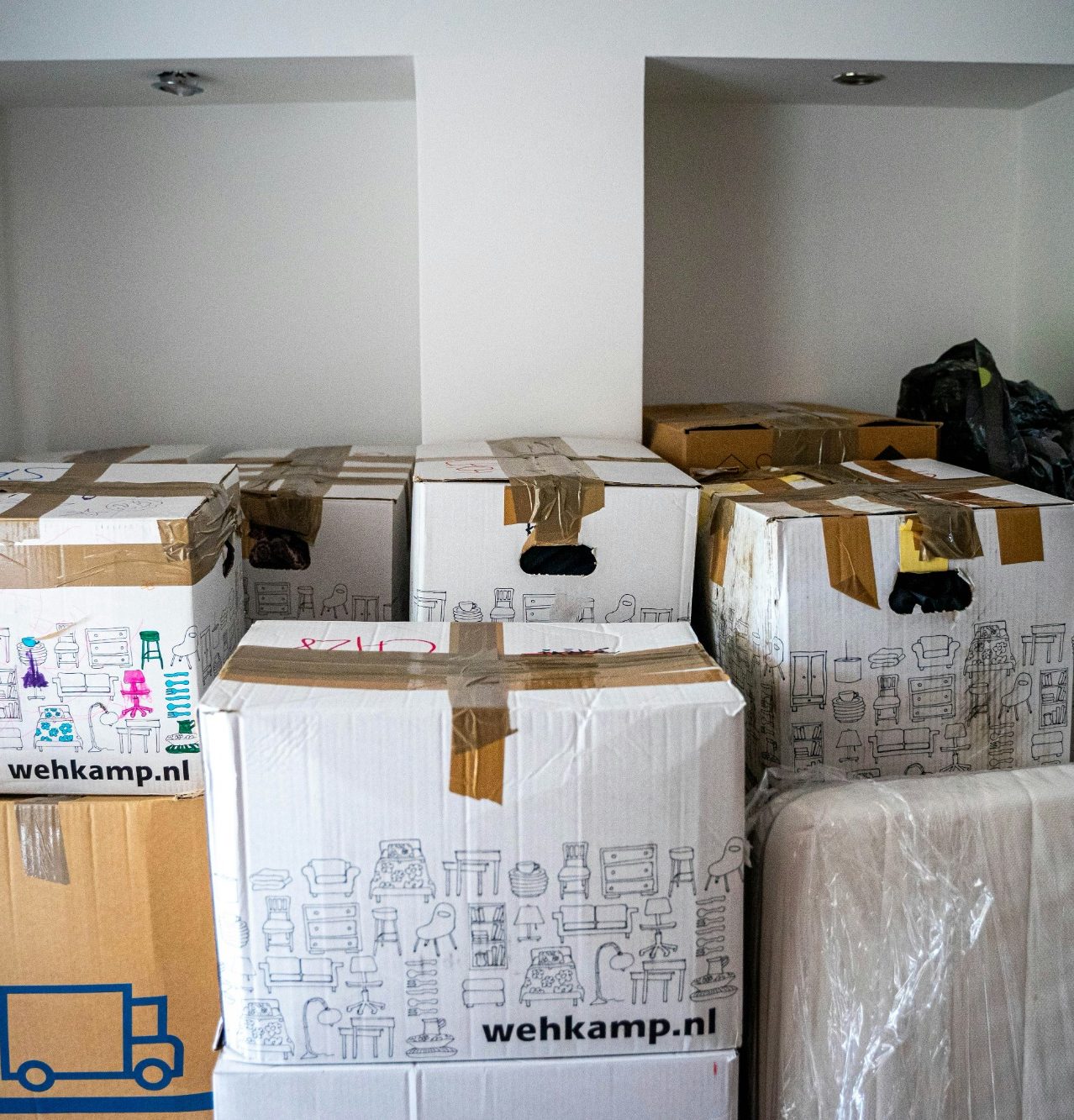 Internationaler Umzug nach Holland Umzugskisten vor dem Beladen des LKWs